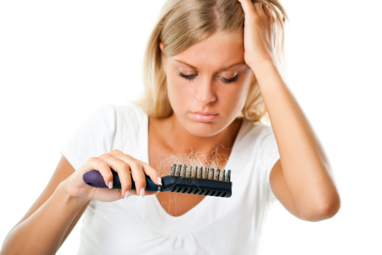 20代女性の抜け毛の原因はびまん性脱毛症？こんな症状は病院へ！ 女性の薄毛を改善しよう！